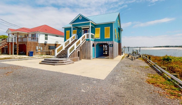 Bayfront home with boat slip, scenic balcony, W/D, & AC - close to beaches
