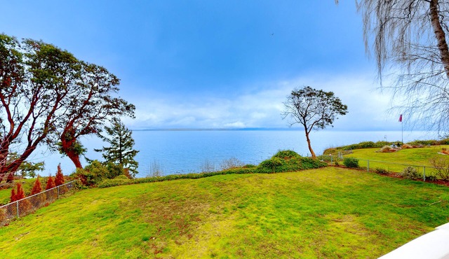 Bayfront home with amazing water & mountain views, deck, lawn, grill, streaming