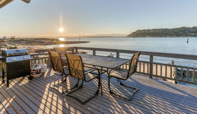 Bayfront home with views, WiFi, cable, patio and wood-burning fireplace