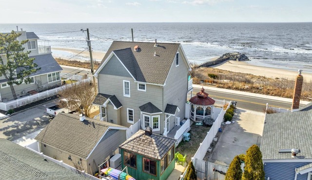 Bayfront-Kayaks-Sunsets-Hot Tub