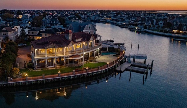 Bayfront Mansion, 6BR/5.5BA, Pool & Panoramic Bay Views, linens, EVENTS allowed!