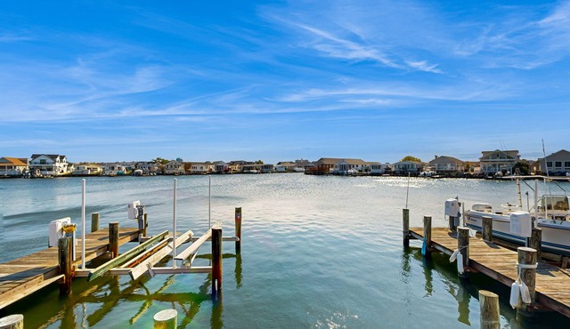 Bayfront mobile home with private dock, shared pools, & tennis court