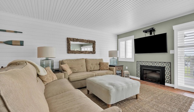 Bayfront, Newly Renovated 3BR + Den Townhome - Quiet, Pool, Boat Slip, Fireworks