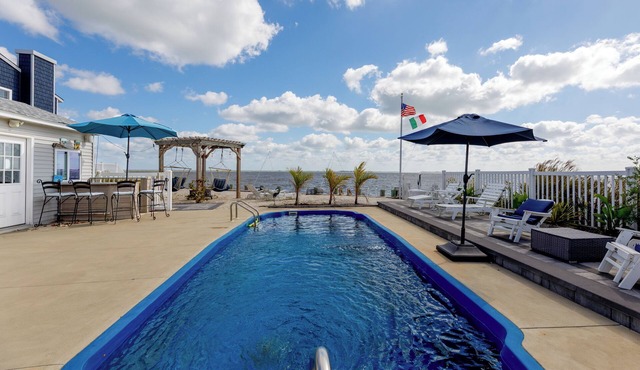 Bayfront Oasis with Pool & 4 Bedrooms