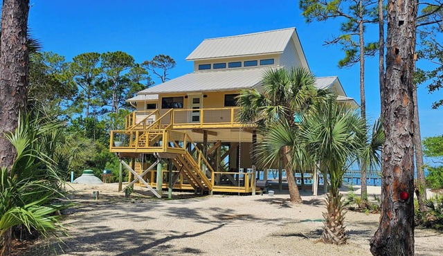 BAYFRONT - Old Florida Style Cottage w/private dock!