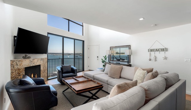 Bayfront Penthouse w/Firework and Water Views!