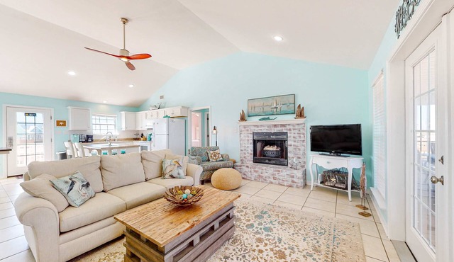 Bayfront retreat with lovely views, a screened porch & beach access