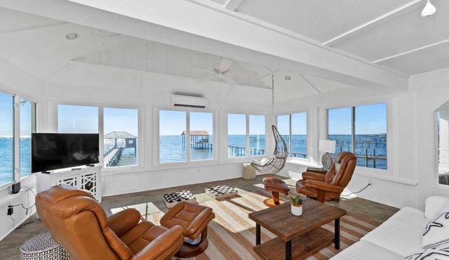 Bayfront retreat w/pier, sunroom & dolphin views, sleeps 8!
