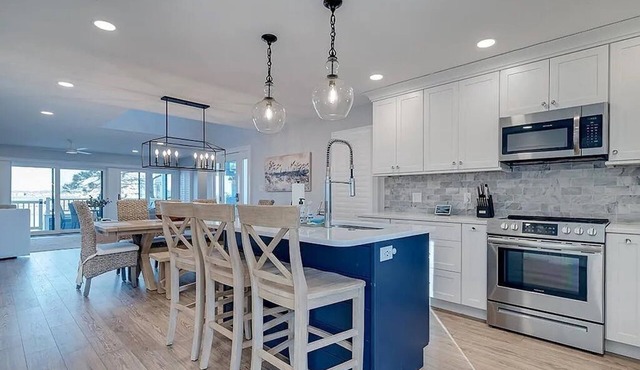 Bayfront, Sleeps 10, Boat Slip, 3 BR/2.5 BATH, Main Pool Open After Labor Day