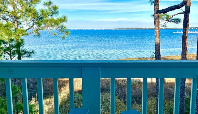 Bayfront townhome with incredible views, close to beach, private washer/dryer