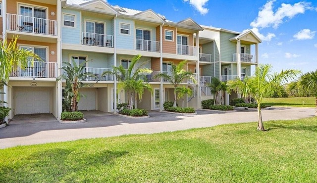 Bayfront Townhouse w/Heated Pool, HotTub, Beach, Marina, tiki bars w/live music
