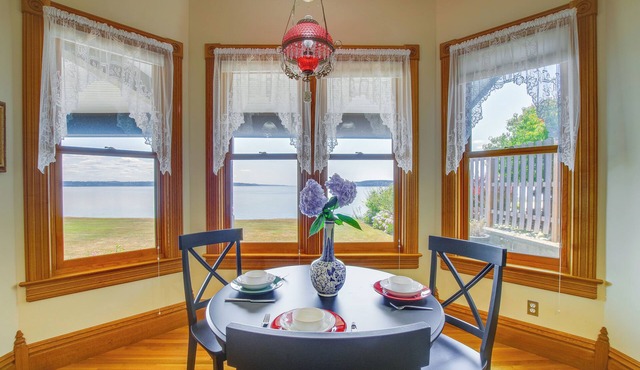 Bayfront Tulalip Vacation Rental w/ Beach Access!