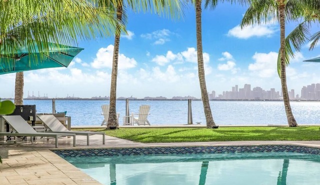 Bayfront Villa Heated Pool Amazing Views and Beach Access