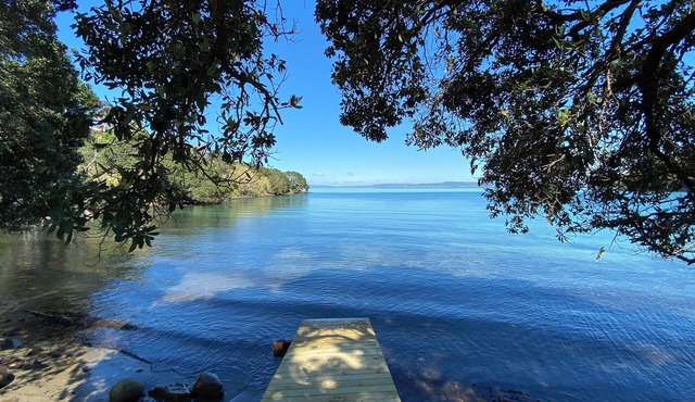 ‘BAYHAVEN’ on the waters edge at beautiful McKenzie Bay, Whangarei Heads