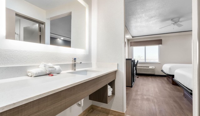 Baymont by Wyndham Arlington At Six Flags Dr