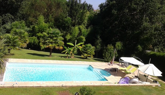 Bayonne calm and relaxation by the heated swimming pool in lush greenery