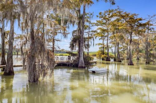 Bayou Oaks-Sleeps 12-Private Lake with Fish