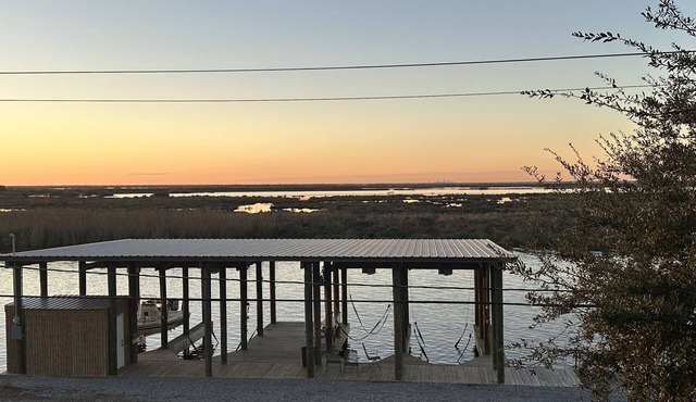 Bayou Paradise Lodge 3bed 2Bath Bunk Delacroix Fish Camp sleep 2-24 w/cargo lift
