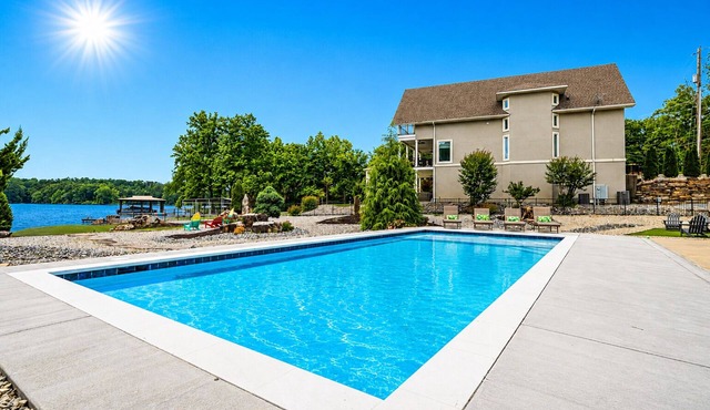"Bayshore Breeze" - Lakefront 7BR, Private Pool, Hot Tub, Putting Green, Views