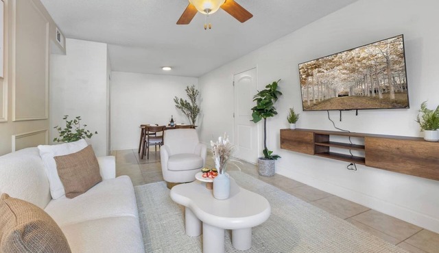 Bayshore Cozy Retreat | Pool, Gym, and Parking