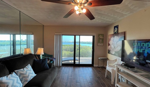 Bayshore Yacht Tennis Club 2 bedrooms w/3 beds 2 bathrooms 307