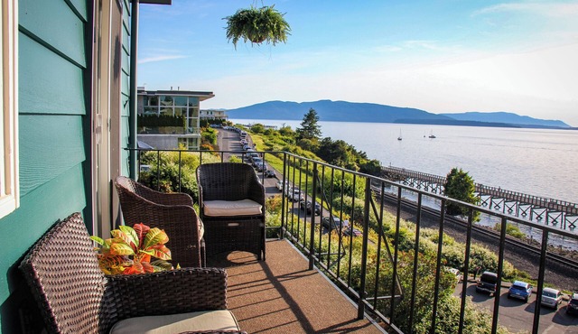 Bayside Apartment #4- Top Floor Waterfront Views above Boulevard Park