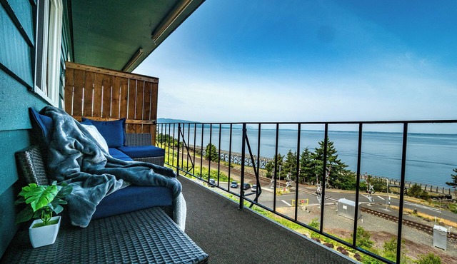 Bayside Apartment #5- Top Floor Waterfront Views above Boulevard Park