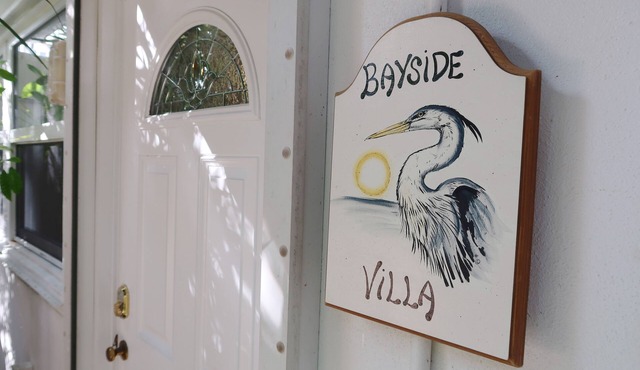 Bayside: Bayfront villa W/free onsite boat ramp marina & trailer parking.