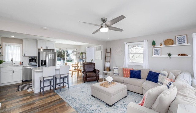 Bayside Beauty offering 3 bedroom 2 bathroom with a Pool and Hot Tub