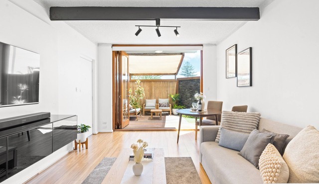 Bayside Bliss – Cosy 2BR Apartment by the Beach.