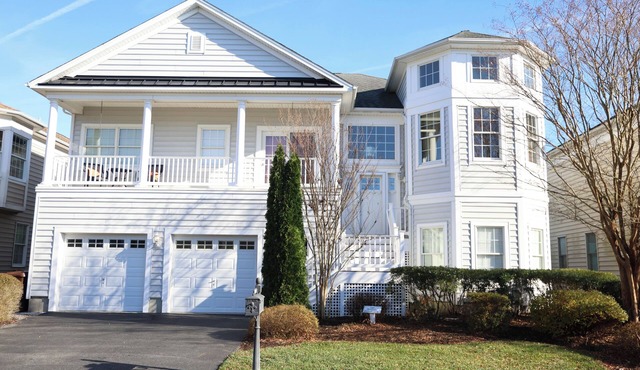 Bayside Bliss: Gorgeous, Spacious 5BR Resort Home w/Pools, Gym, Sports & Piers