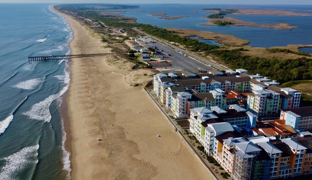 Bayside condo right on the beach, beautiful views, onsite pools