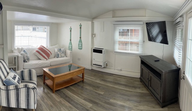 Bayside Cottage - Steps from the Bay and Ocean with AC