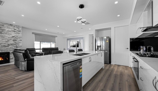 Bayside Delight, Tootgarook - 1 NIGHT FREE - Brand new, spacious home, sleeps 16