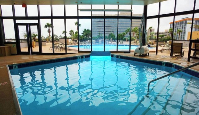 Bayside Downtown Retreat with Pet-Friendly Courtyard | Onsite Pools