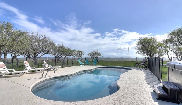 Bayside Getaway! Lighted pier, pool, hot tub, Right on Copano Bay!