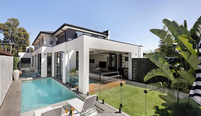 Bayside Grandeur with Heated Pool, Spa and Sauna plus each Bedroom has Ensuite