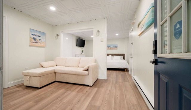 `Bayside Hideaway`-New Jacuzzi Suite in Sylvan!