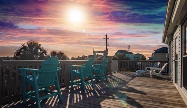 Bayside home on nature preserve, with unobstructed views of gorgeous sunset.