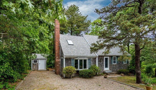 Bayside Home Within a Mile of Kingsbury Beach and Wiley Park