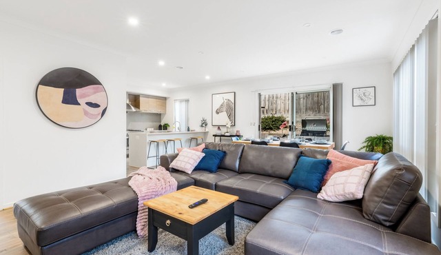 Bayside luxury family retreat on the Bellarine. Wineries, Restaurants, explore.