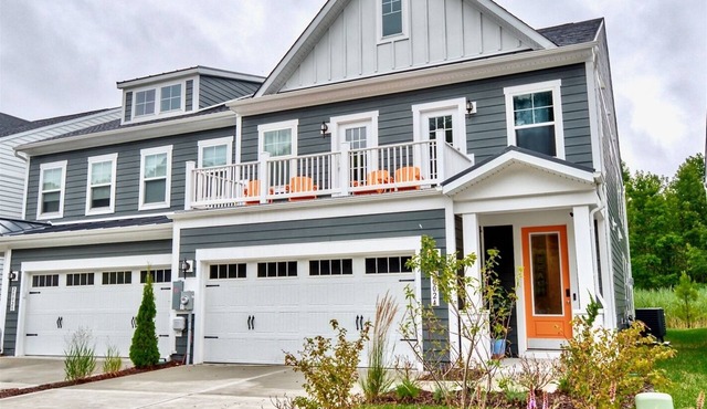 Bayside * New 4BR Twin House w 3.5 Baths, 2 Suites Sleeps 9