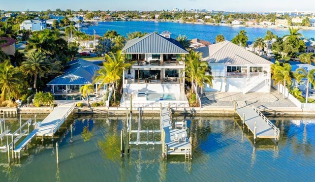 Bayside Paradise Mansion - Waterfront and Private Pool!