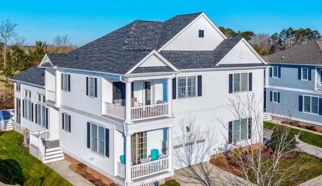 Bayside Resort: 4 BR 3 Full Bath Lovely Twin House in Award-Winning Community *