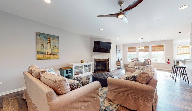 Bayside Resort condo - fireplace, central AC & private W/D - pools, gym & golf