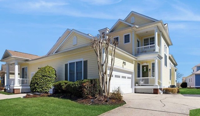 Bayside Resort dog-friendly townhouse w/tennis court access, WiFi, and balcony