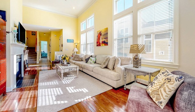 Bayside Resort home with decks, gas fireplace, bikes, ping-pong table, W/D, & AC