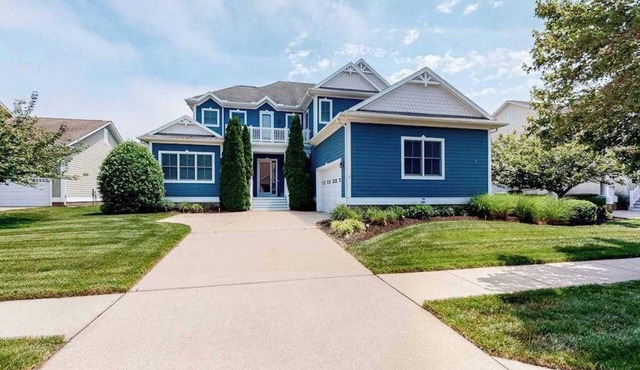 Bayside Resort home close to the beach with shared pools & hot tub - dogs OK