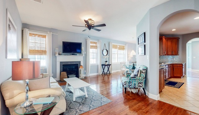 Bayside Resort house w/basketball court, tennis court, shared sauna & WiFi