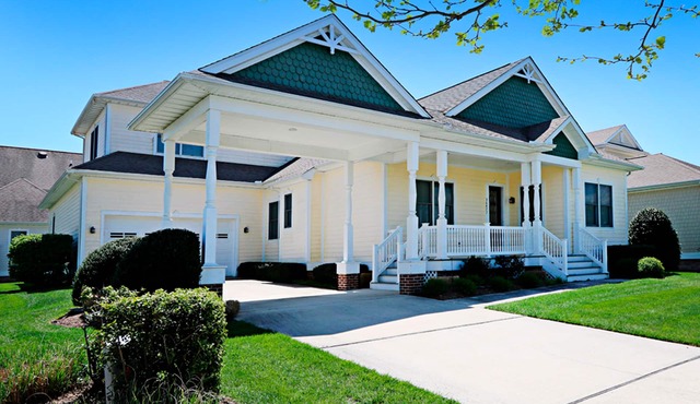 Bayside Resort house w/basketball court, fireplace, gym, and golf on-site